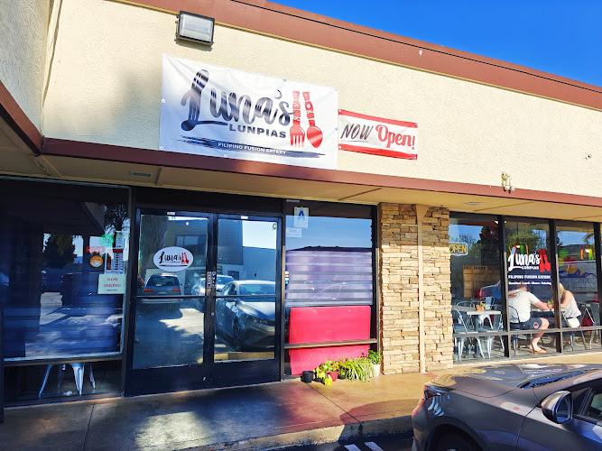 Luna's LUNpias Filipino Fusion Eatery